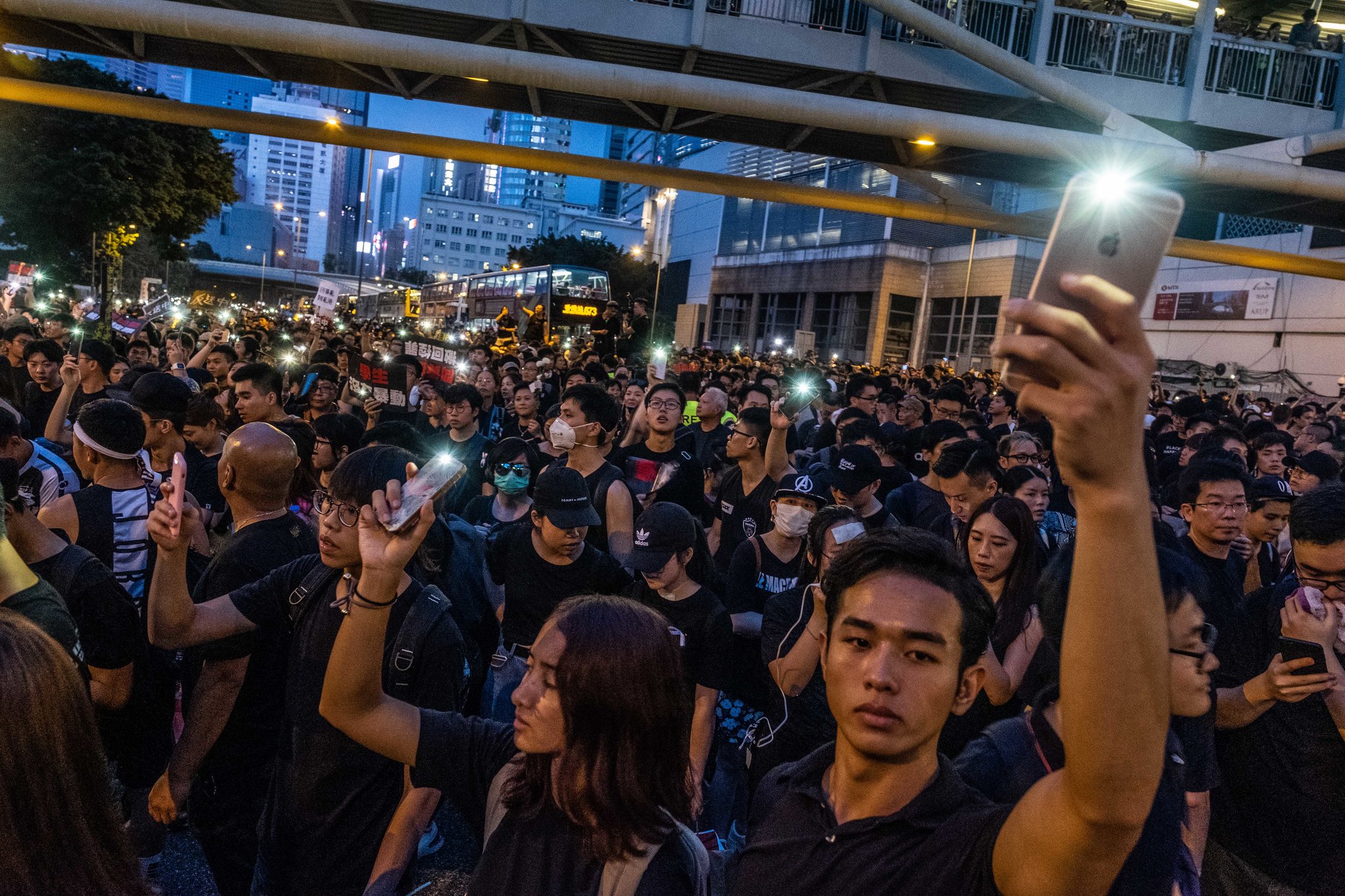 Қытай Гонконгтегі ереуілді басу үшін Twitter мен Facebook-ті пайдаланған