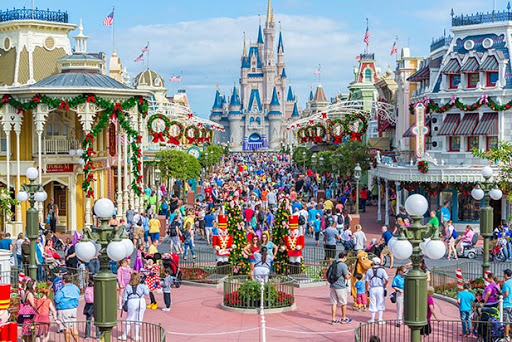 Disney 100 мың қызметкеріне жалақы төлеуді тоқтатты