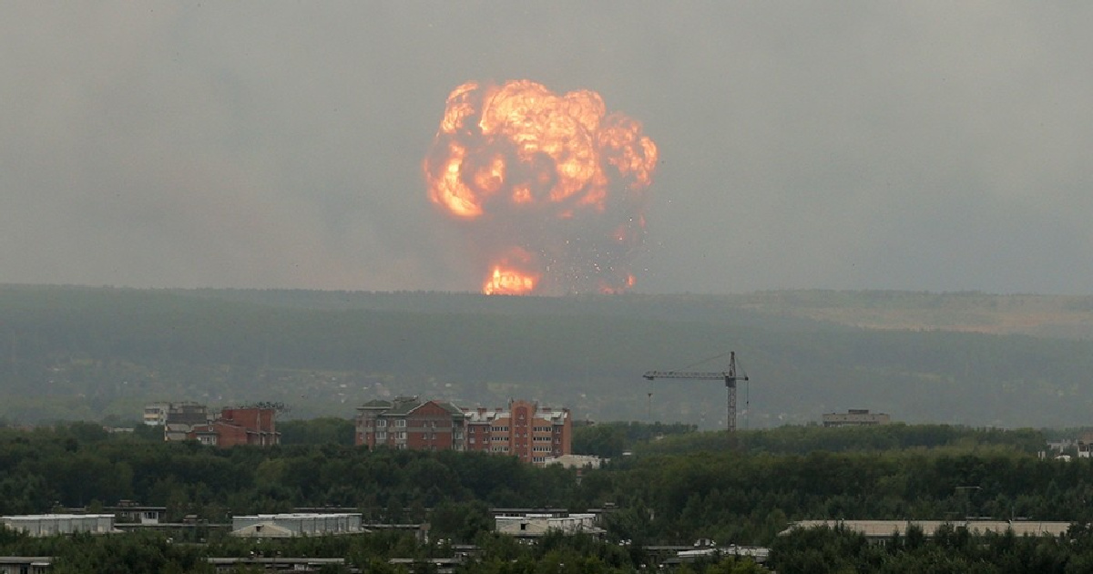 При взрывах на военных складах вблизи Ачинска пострадали 12 человек