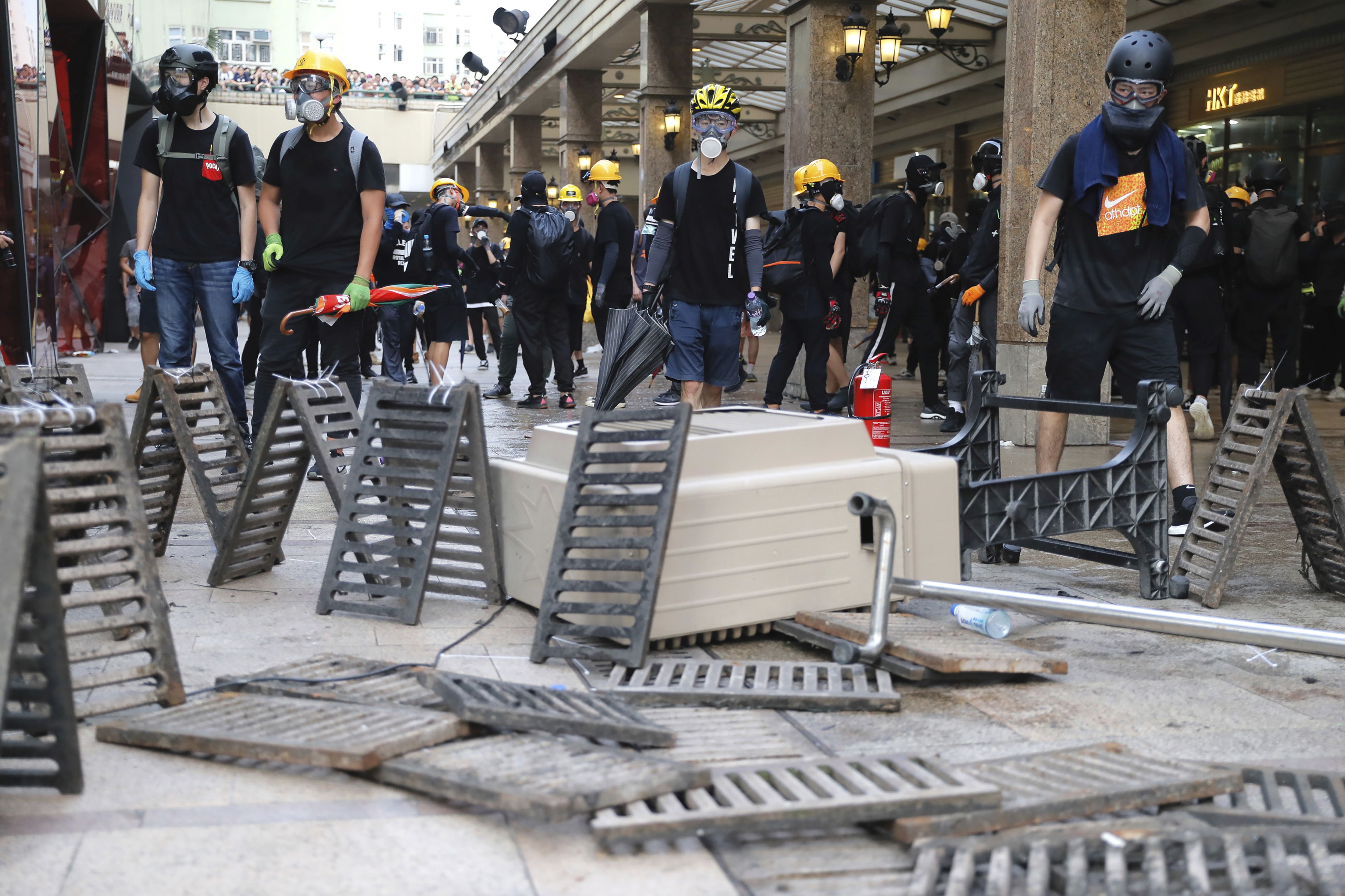 Гонконгтегі ереуілдер: 30-дан астам адам қамауға алынды 