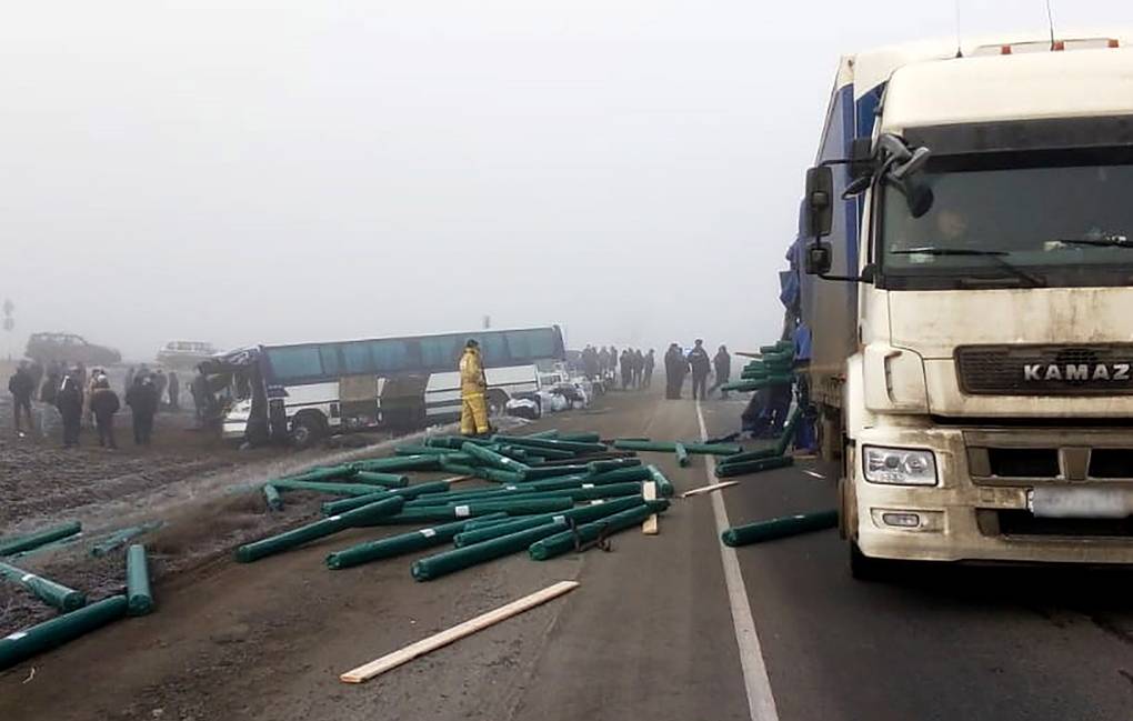 Автобус с гражданами Узбекистана столкнулся с грузовиком под Волгоградом, есть пострадавшие