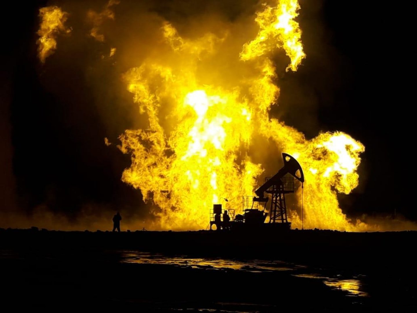 Пожар на скважине месторождения Каламкас продолжается третьи сутки  