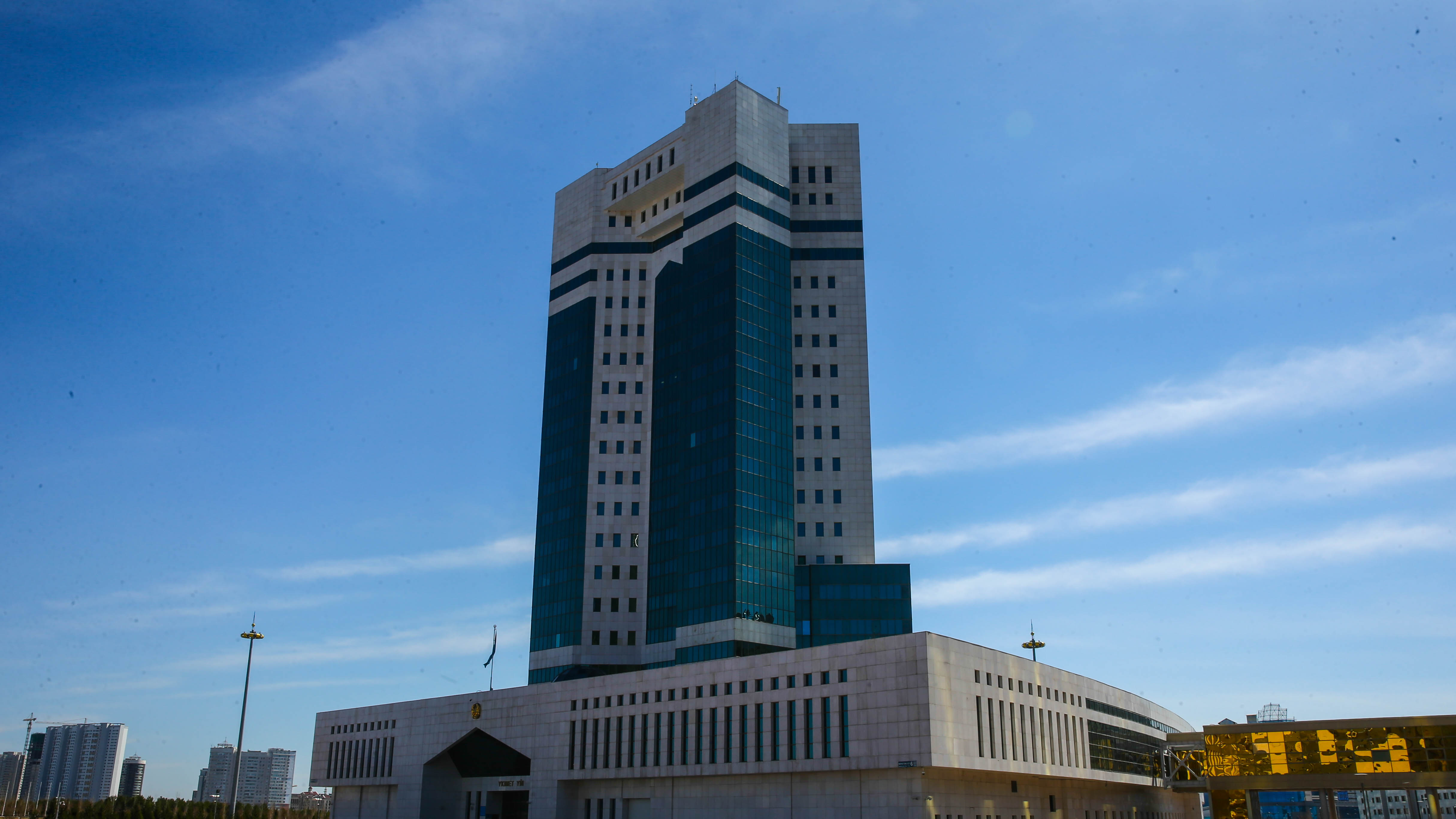 Казахстан направит в Кыргызстан 400 аппаратов ИВЛ и 2 млн масок  