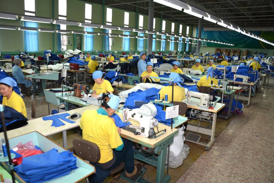 В Мангистауской области открыли новую швейную фабрику на 300 рабочих мест