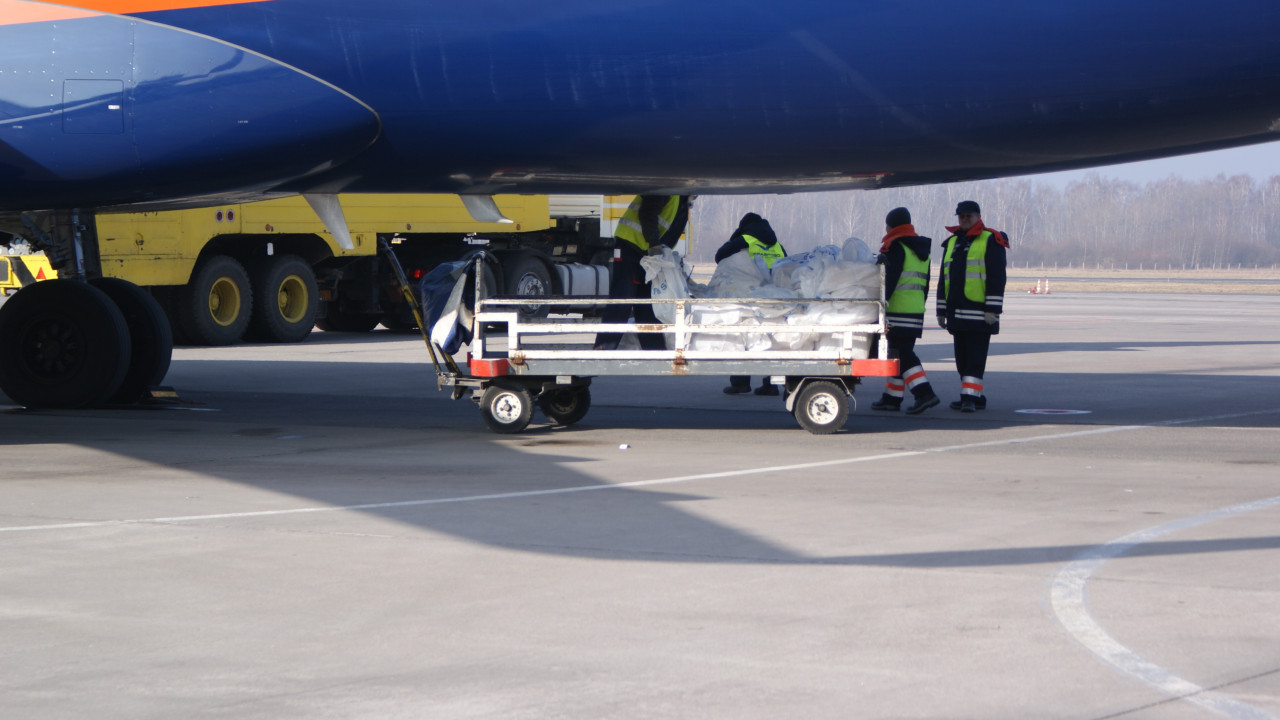 В аэропорту Шереметьево авиалайнер "Эйр Астаны" столкнулся с тележкой для перевозки багажа
