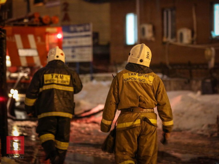 В Семее при пожаре эвакуировали более 90 человек