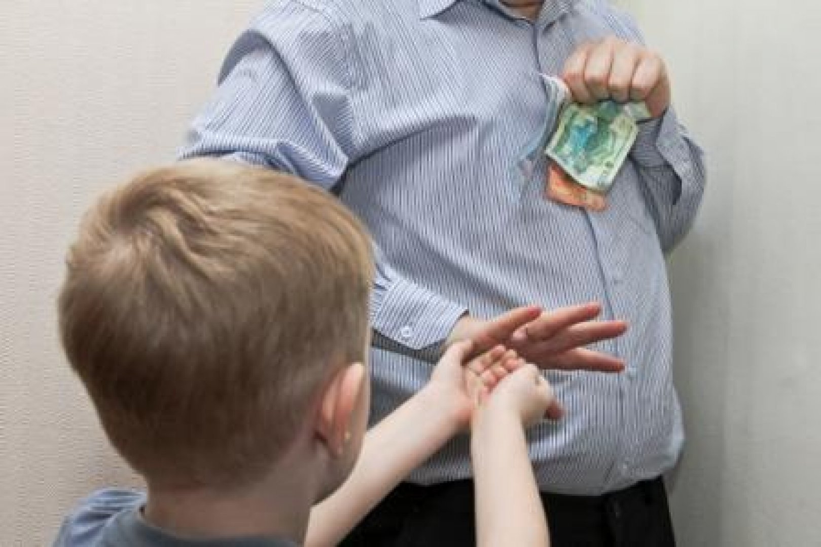 В Казахстане отцов планируют обязать платить алименты внебрачным детям   