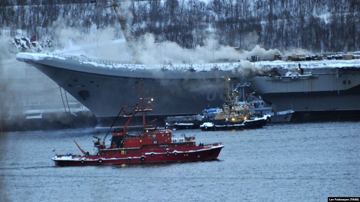 Число пострадавших при пожаре на "Адмирале Кузнецове" возросло до 12