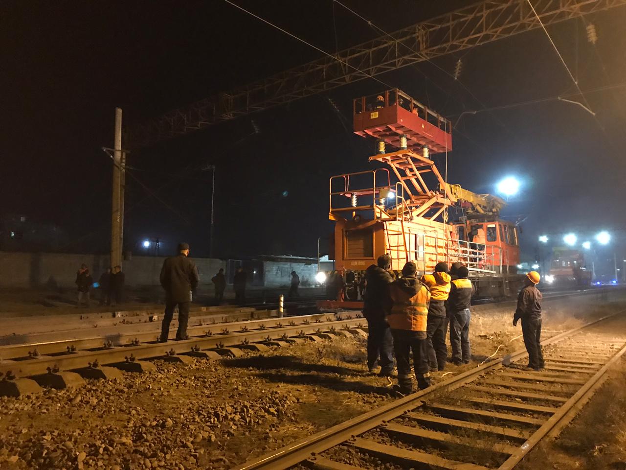 В Шымкенте на железнодорожной станции произошел сход 13 вагонов с опрокидыванием 