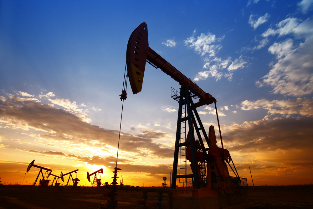 Нефть восстанавливается после падения до минимума с начала года