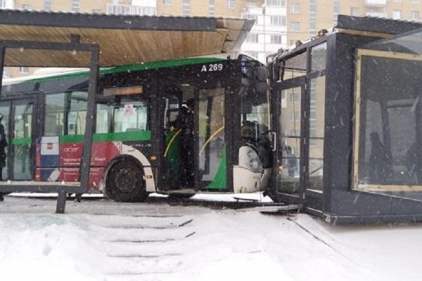 Астанада жолаушылар автобусы аялдамаға соғылды