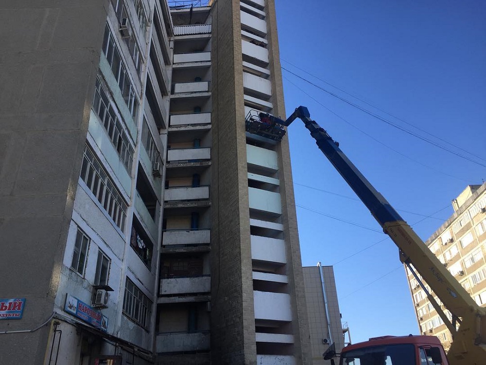 В Актау обрушилась стена балкона многоэтажки