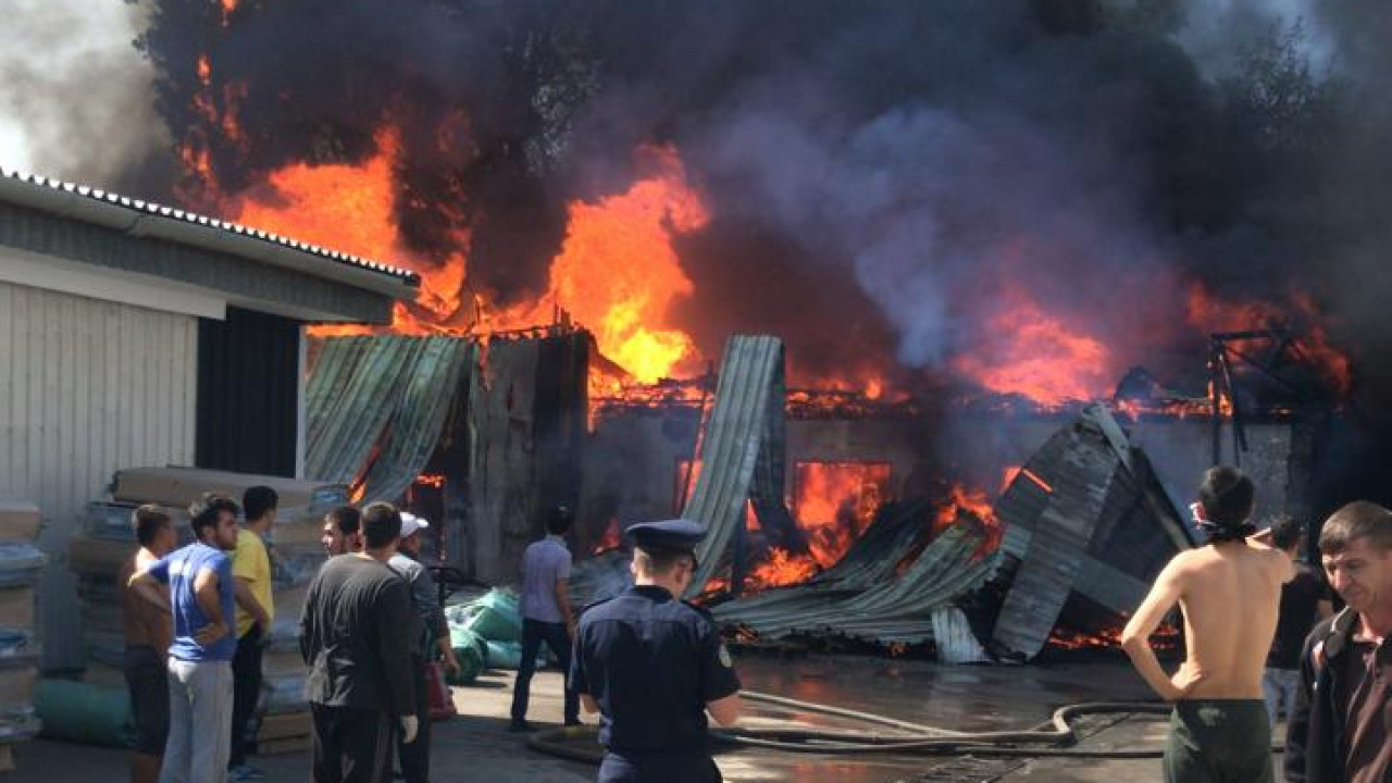 Пожар в Алматы: горит мебельный цех  