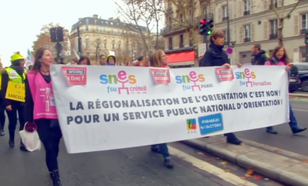 Парижде ел президентінің саясатына наразы мұғалімдер көшеге шықты