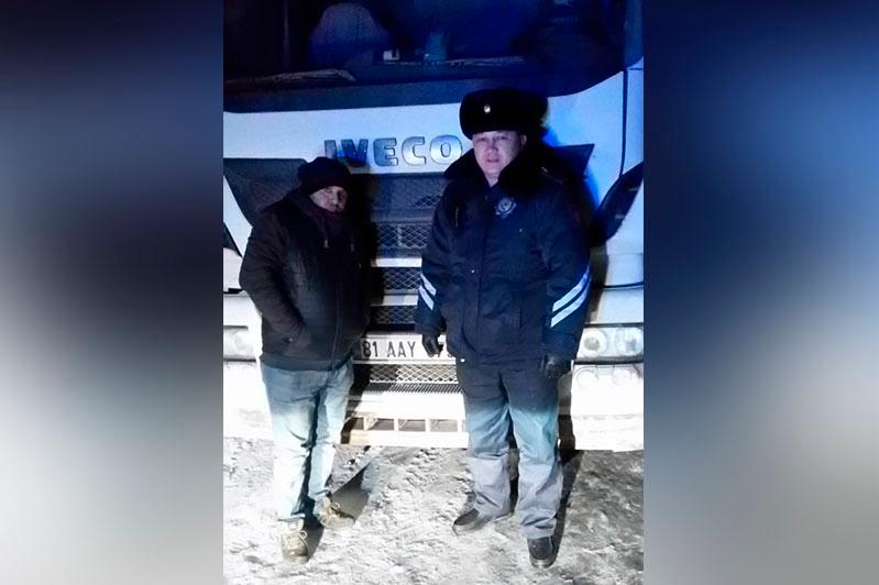 Полицейские в Акмолинской области спасли замерзающих на трассе дальнобойщиков из Турции  