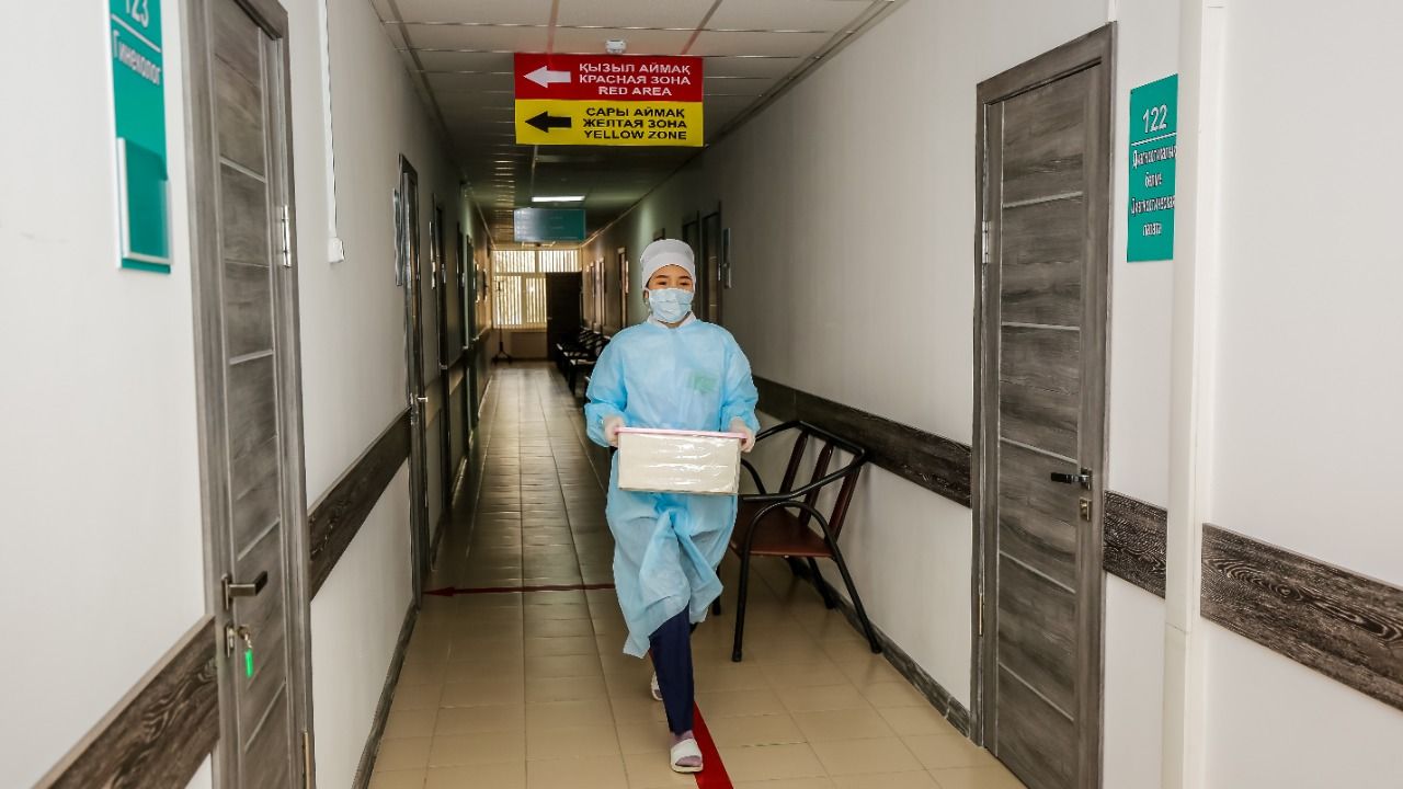 В Атырау переполнена инфекционная больница