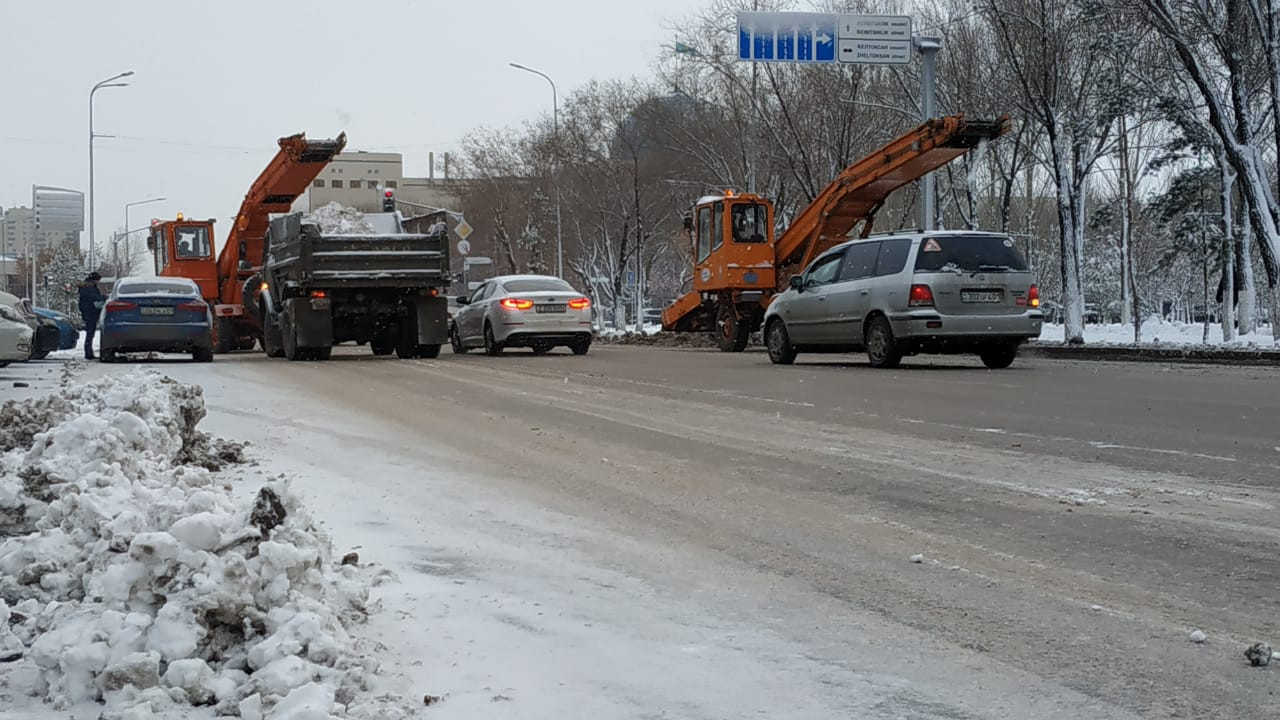 632 единицы спецтехники занимаются уборкой снега в Астане