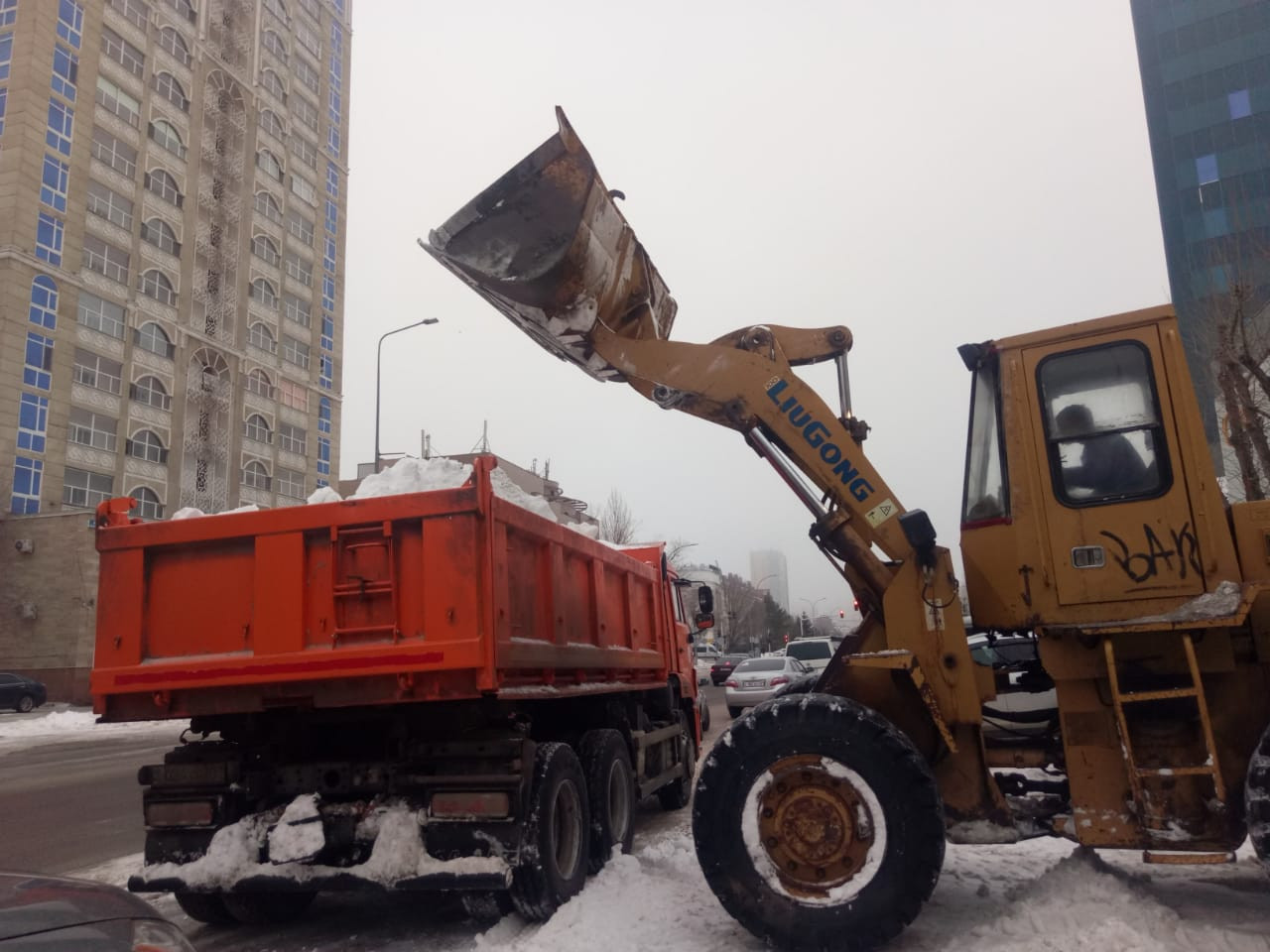 Сегодня на уборке снега в Нур-Султане задействовано 1393 единицы техники