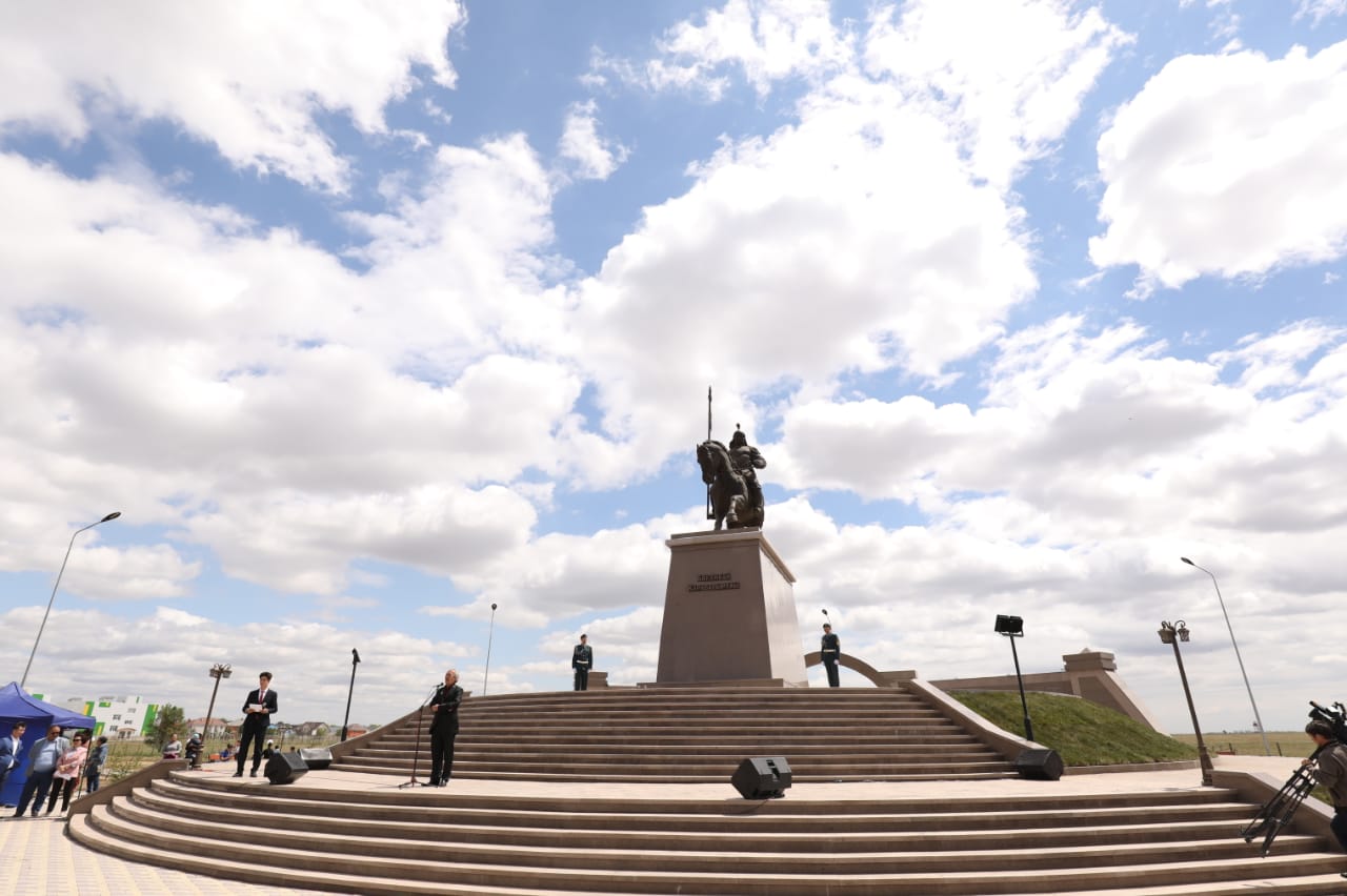 Батыры актобе. Памятники батырам в Актобе. Памятник батыру. Бокенбай памятник. Айтеке би Актобе.