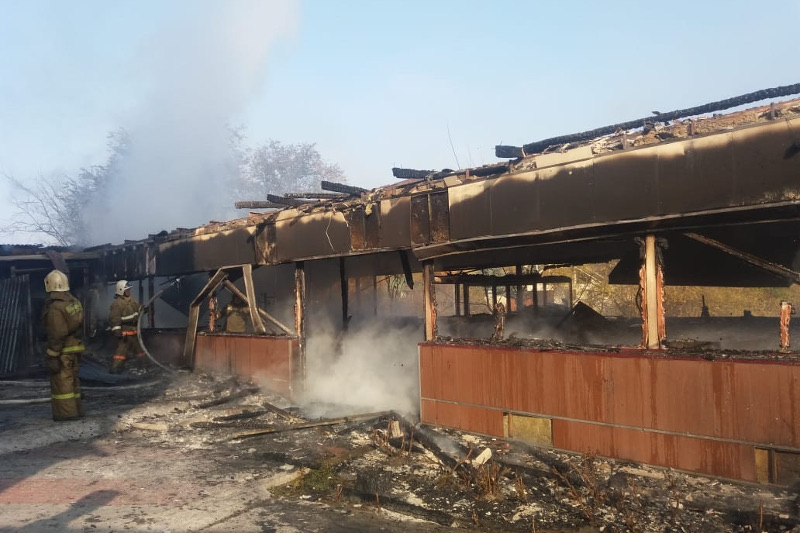 В Алматы горел ресторанный комплекс