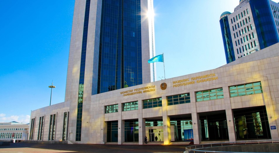 "Потребление с зарплат в Казахстане перешло в кредитование" 