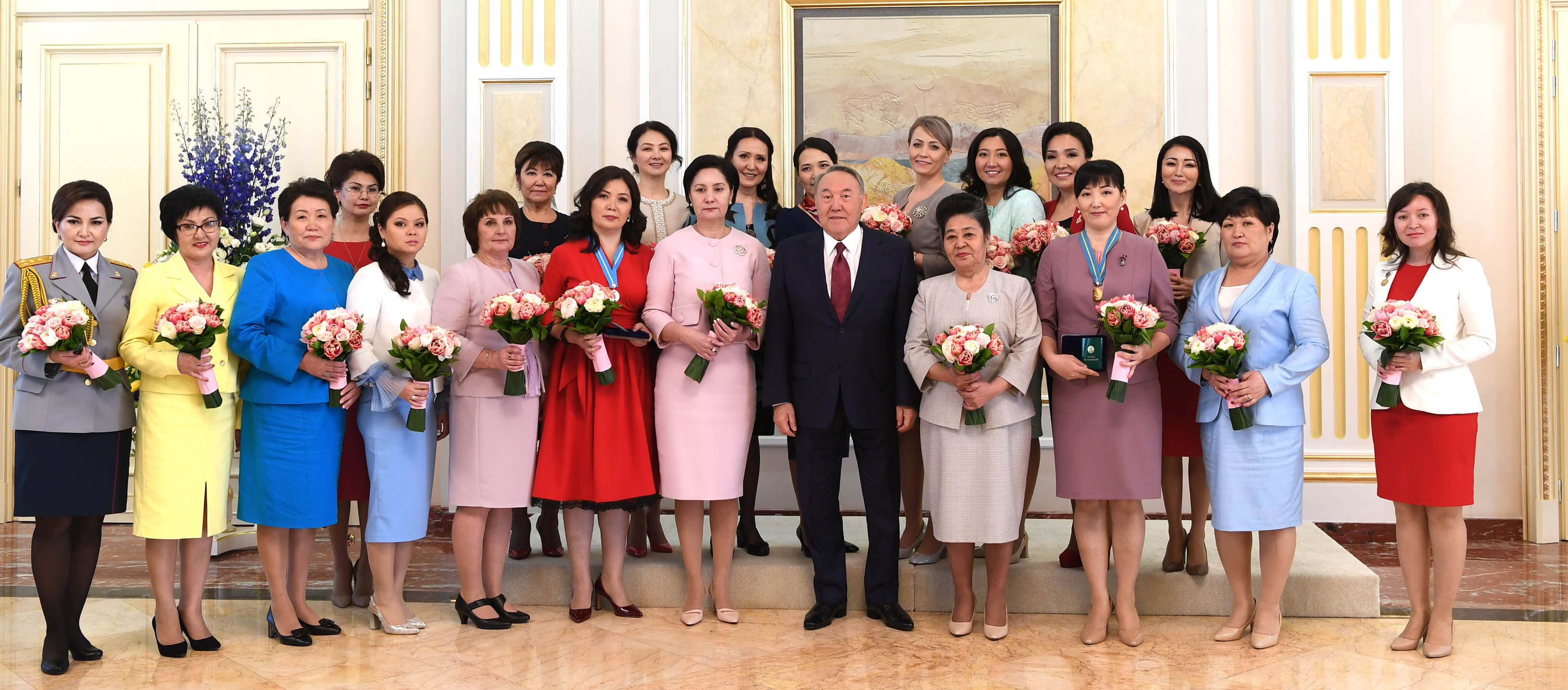 Назарбаев оказал особое внимание двум женщинам, участвовавшим в приеме в резиденции