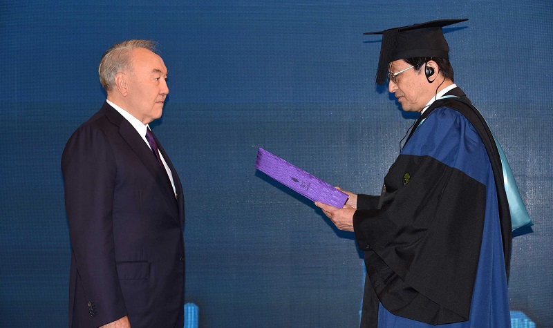 Нурсултан Назарбаев стал почетным доктором японского Университета Цукуба