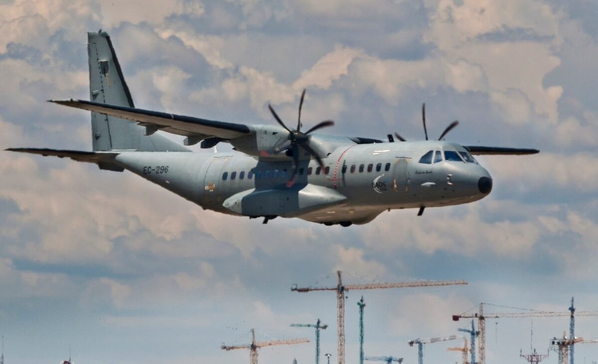 Самолет минобороны Казахстана готовится к аварийной посадке