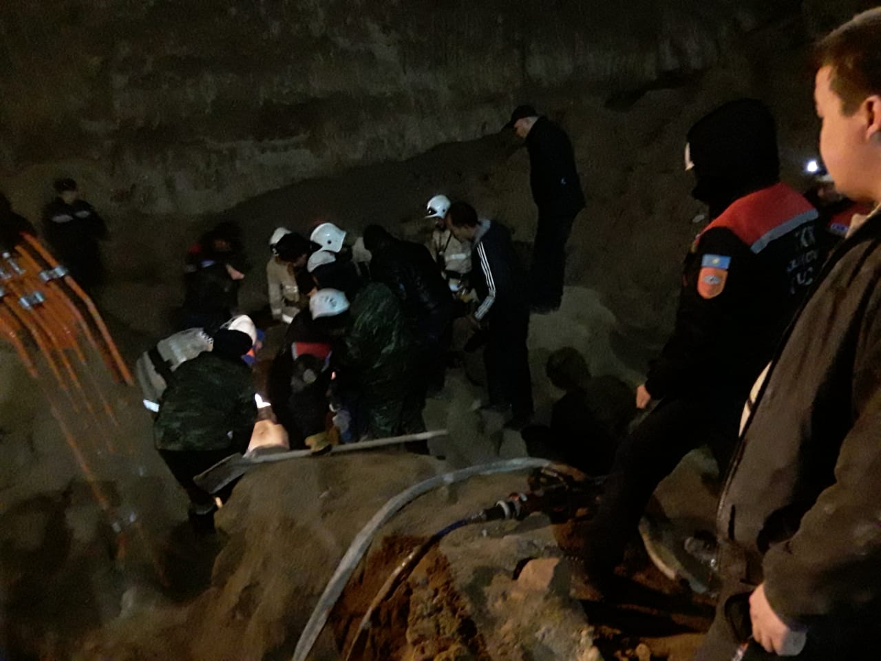 Двое рабочих погибли из-за обвала грунта при рытье котлована в Шымкенте