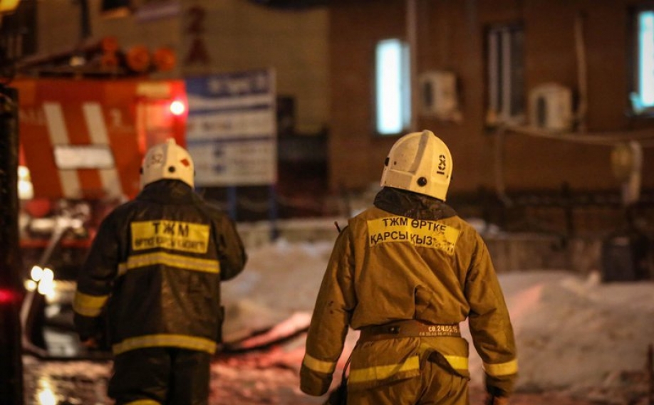 Пожар в Алматы перекинулся с жилого дома на здание фирмы