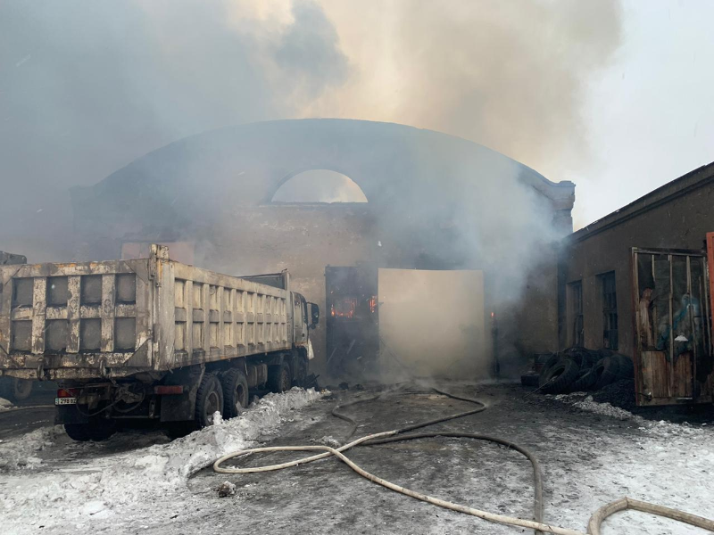 В Караганде сгорели семь грузовиков 