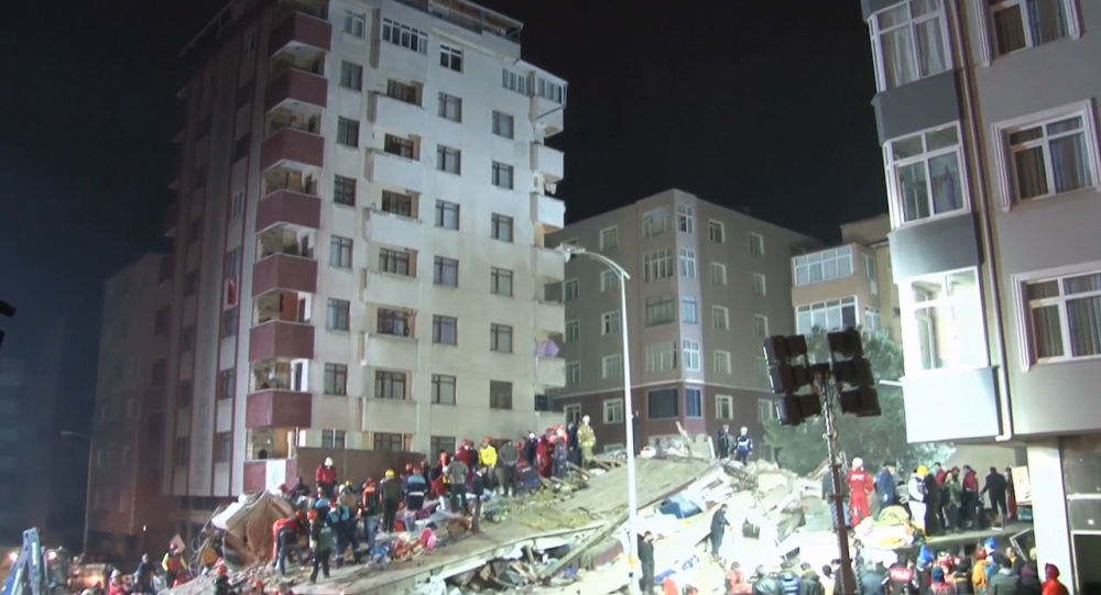 Число жертв обрушения дома в Стамбуле превысило 20 человек