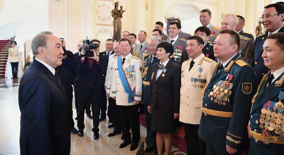 Назарбаев: государство ценит отвагу военных