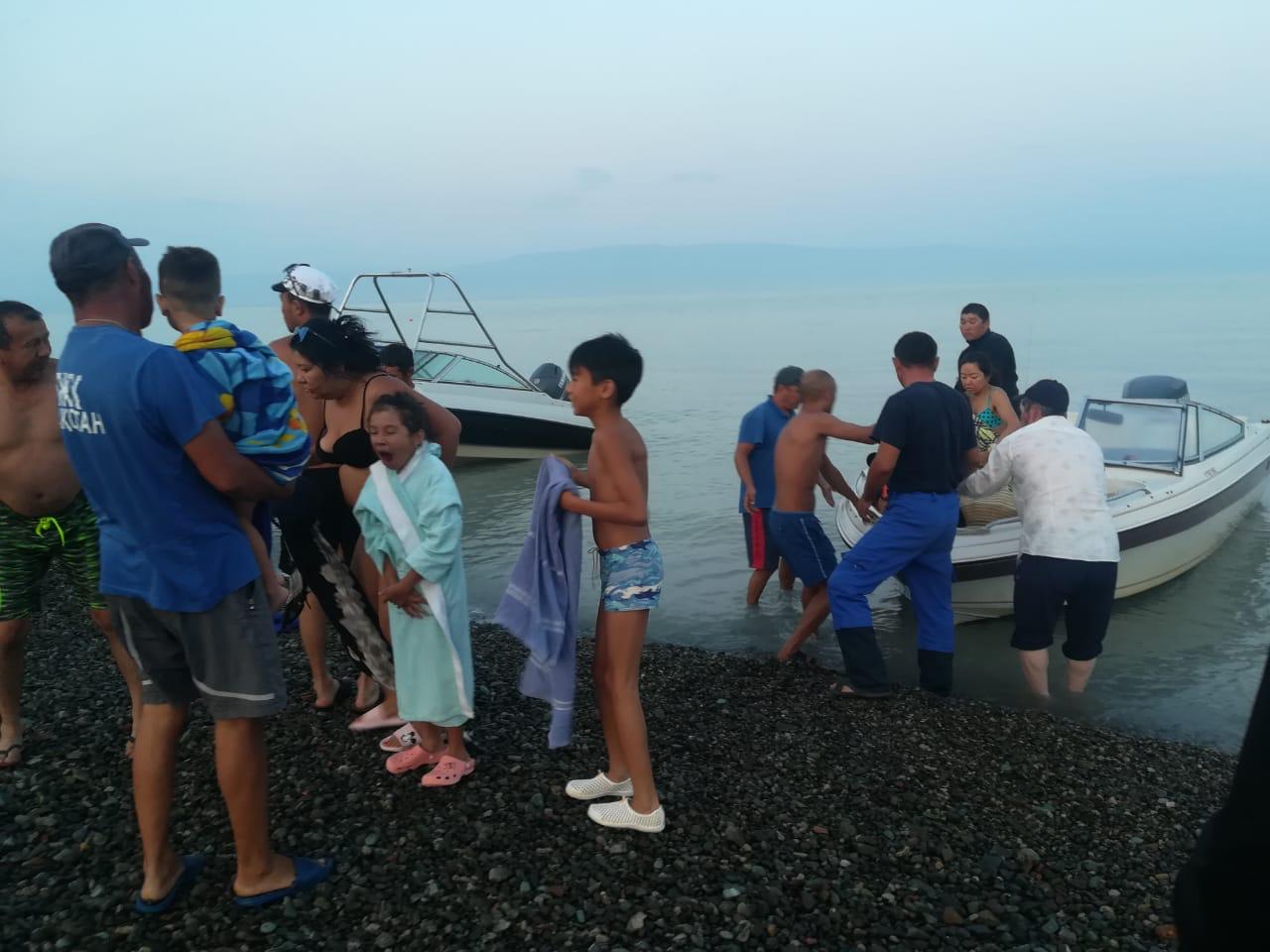 В ВКО 10 человек из-за шторма провели ночь на острове Аралтобе