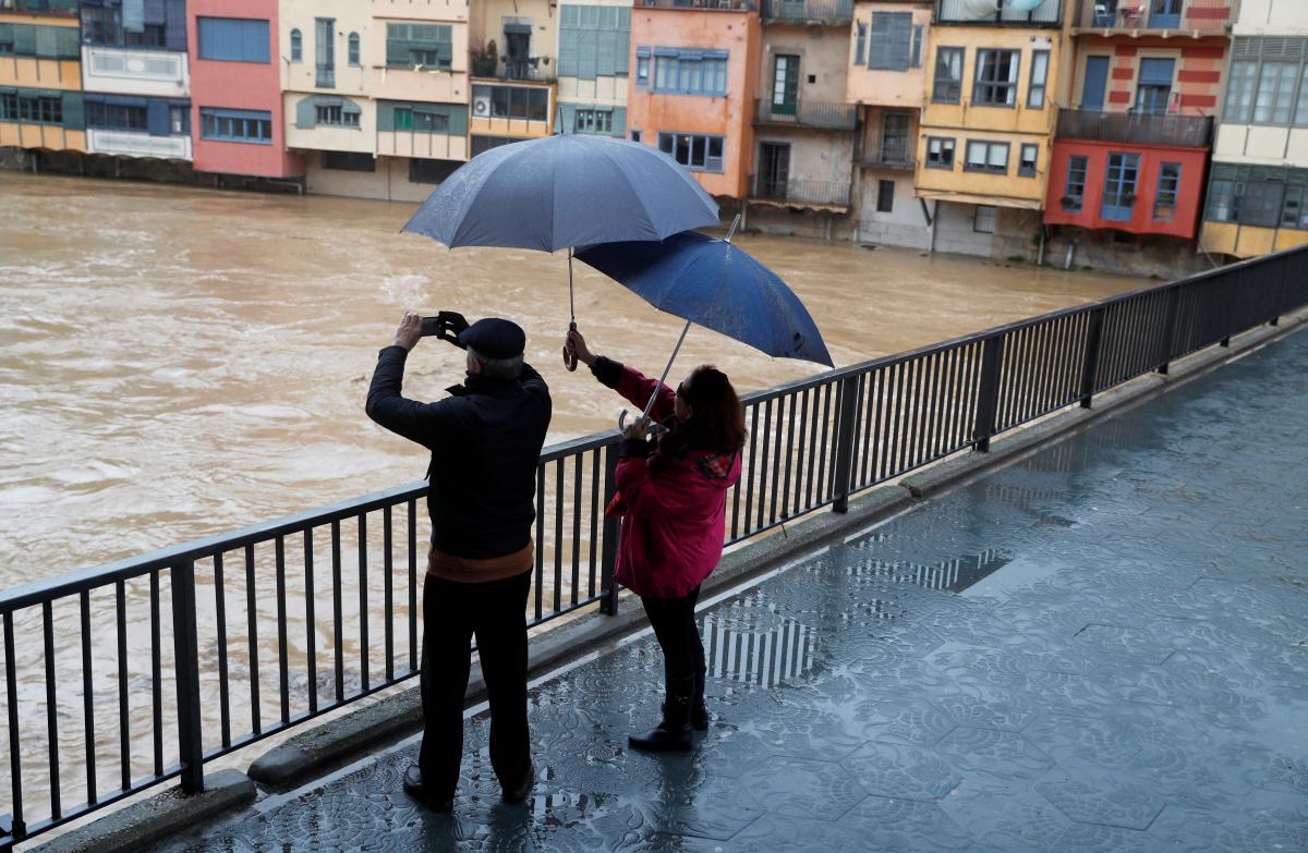 В Бельгии объявили предпоследний уровень погодной опасности из-за урагана "Сиара"