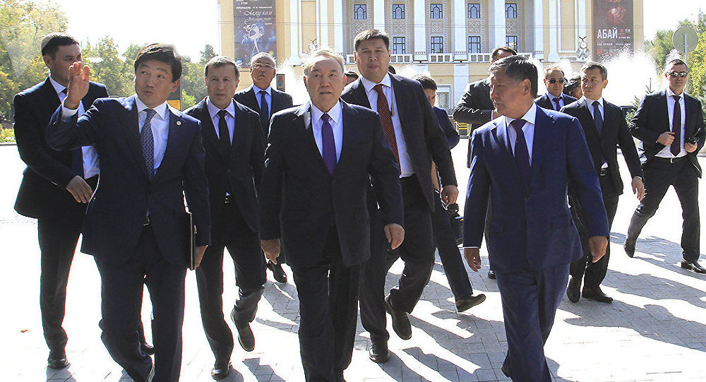 Нурсултан Назарбаев осмотрел реконструированные проспекты Алматы