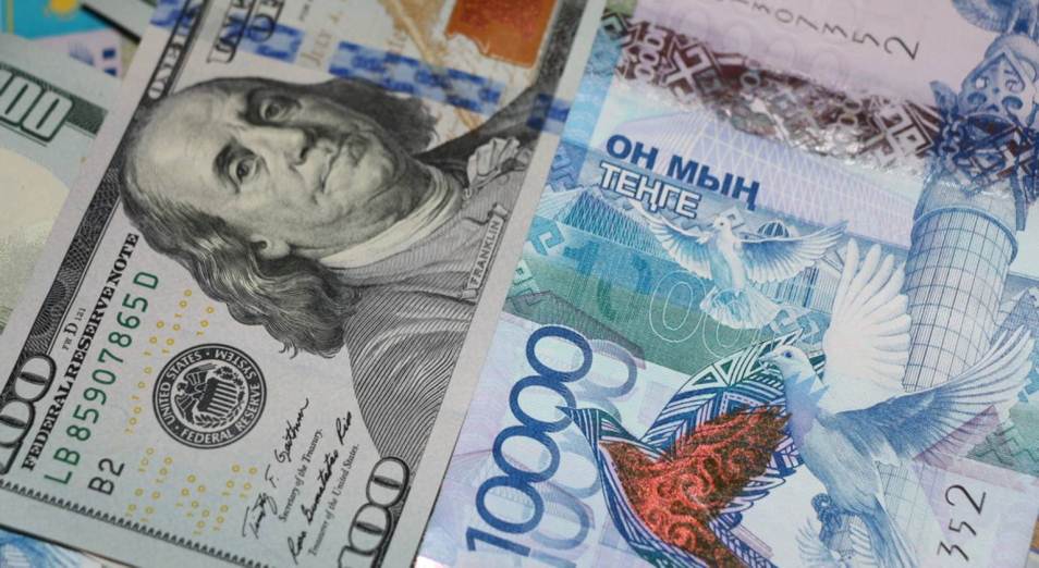 Расходы казахстанцев на покупку долларов выросли в июле вдвое 