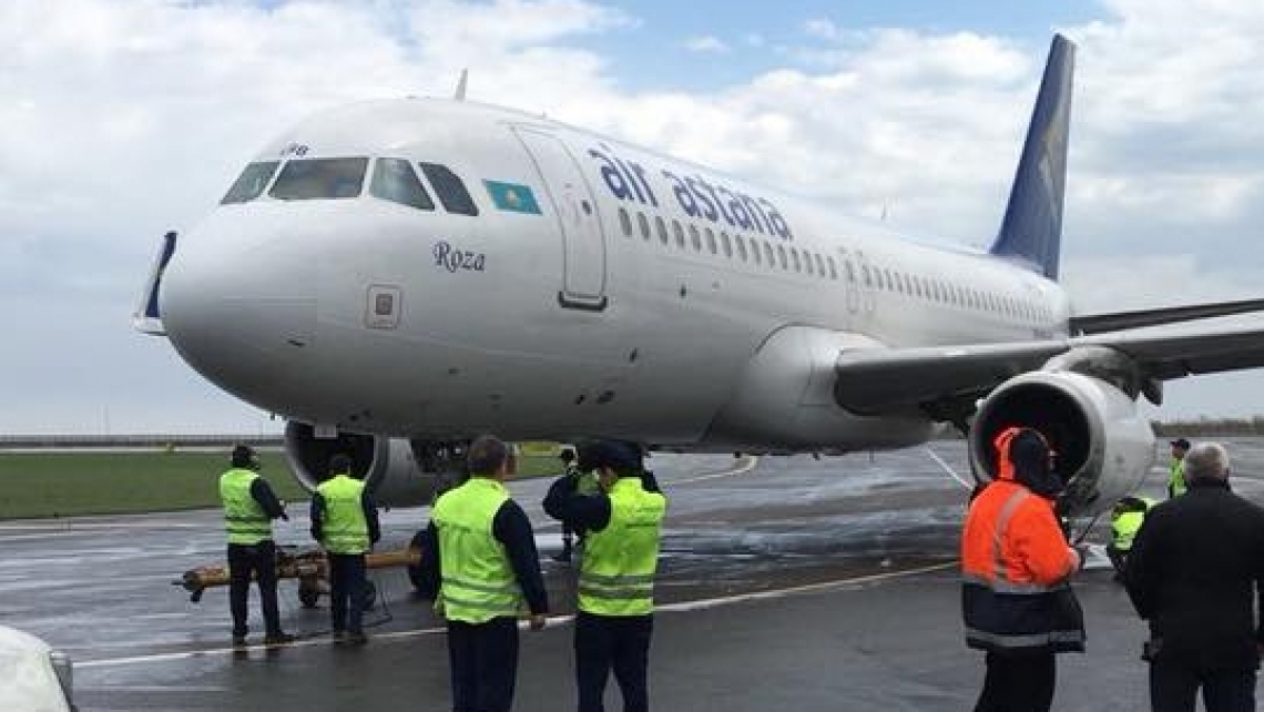 Самолет Airbus-320 выкатился за пределы ВПП в аэропорту Астаны из-за резкого изменения силы ветра
