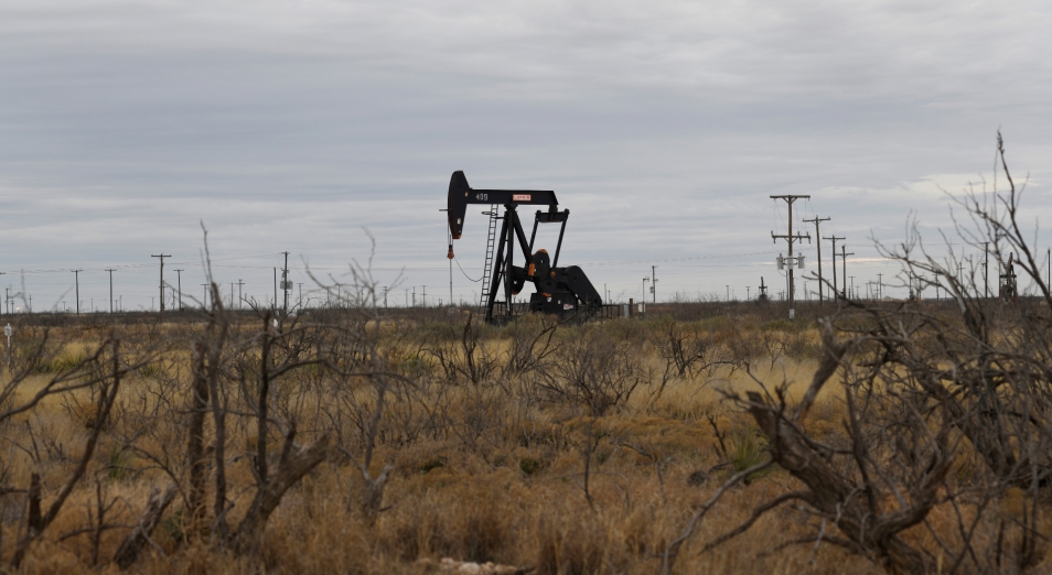 Нефть пошла вниз на слабом спросе в США