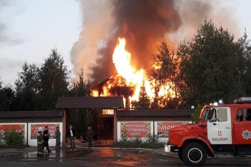 В Павлодаре сгорел ресторанно-гостиничный комплекс "Усадьба"