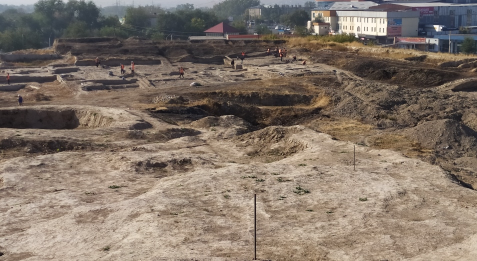 Археологи и реставраторы древней цитадели Шымкента работают в долг