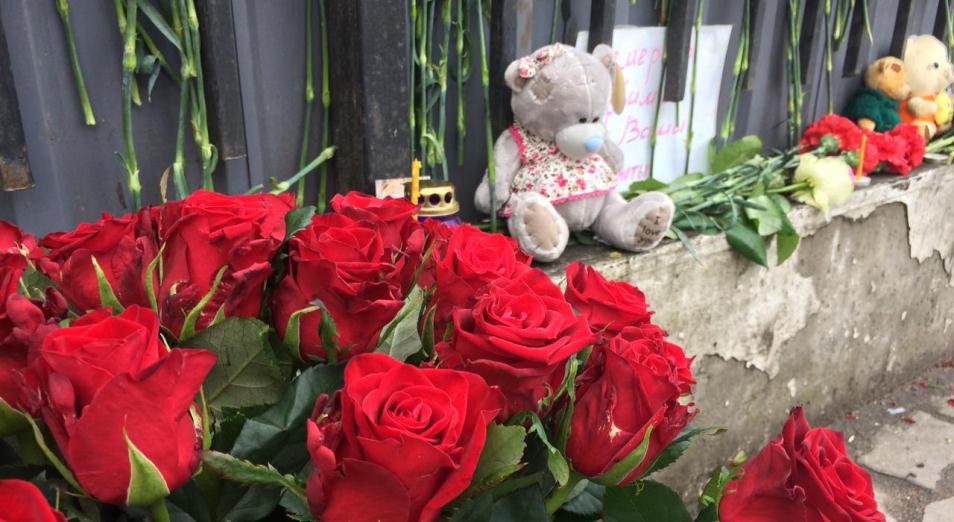Трагедия в Кемерове: казахстанцы несут цветы к посольству и консульству России
