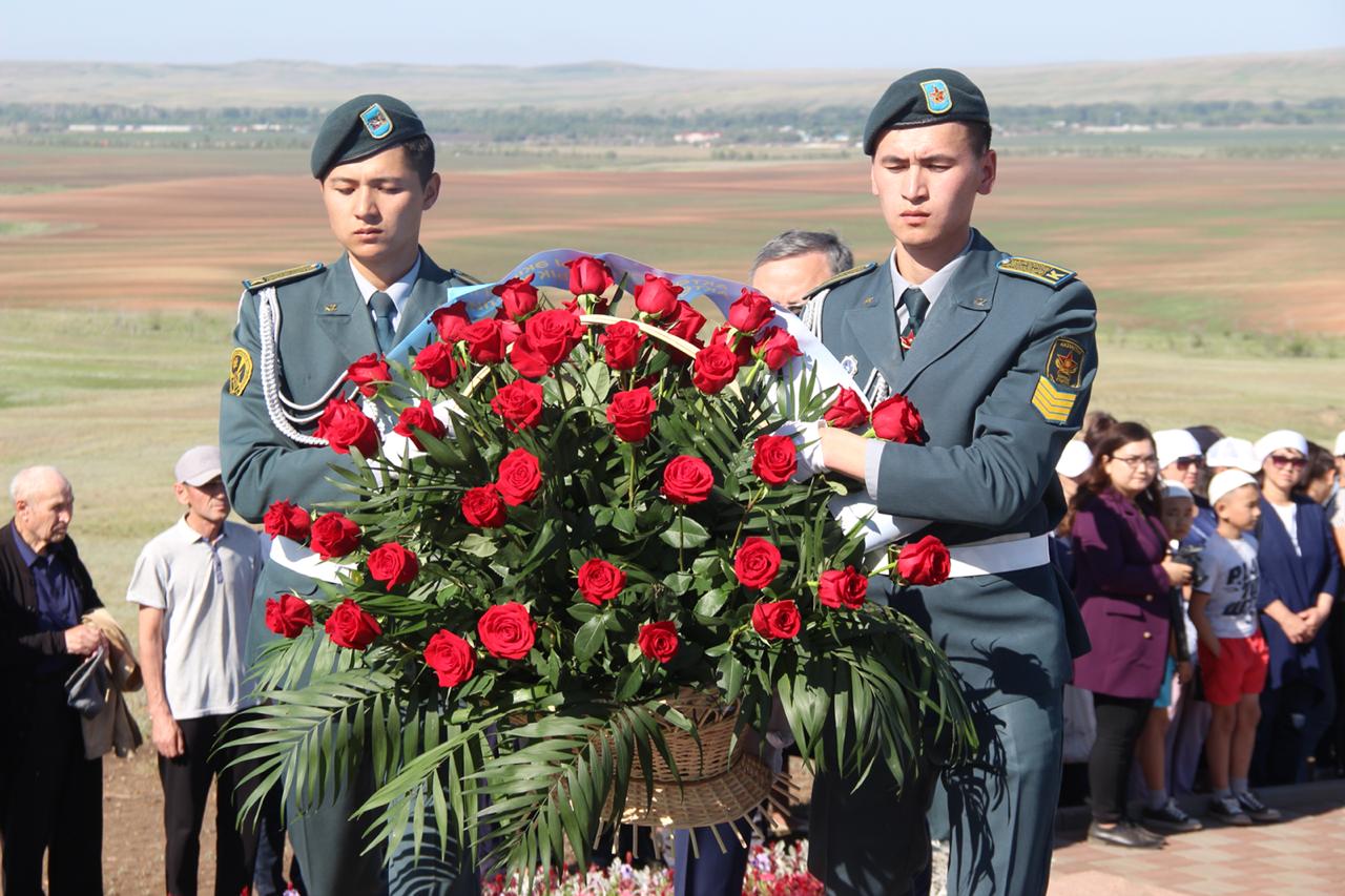 Военнослужащие Актюбинского гарнизона почтили память жертв политических репрессий