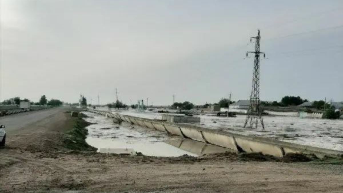 На западе Узбекистана прорвало участок дамбы водохранилища