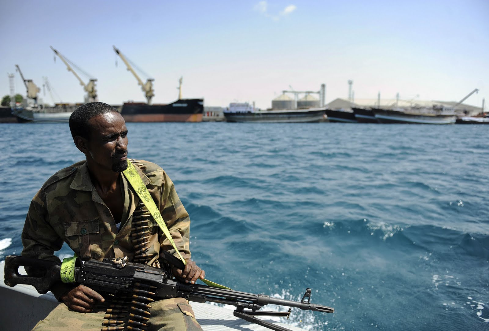 Пираты у берегов Бенина атаковали судно с россиянами на борту и похитили шесть человек