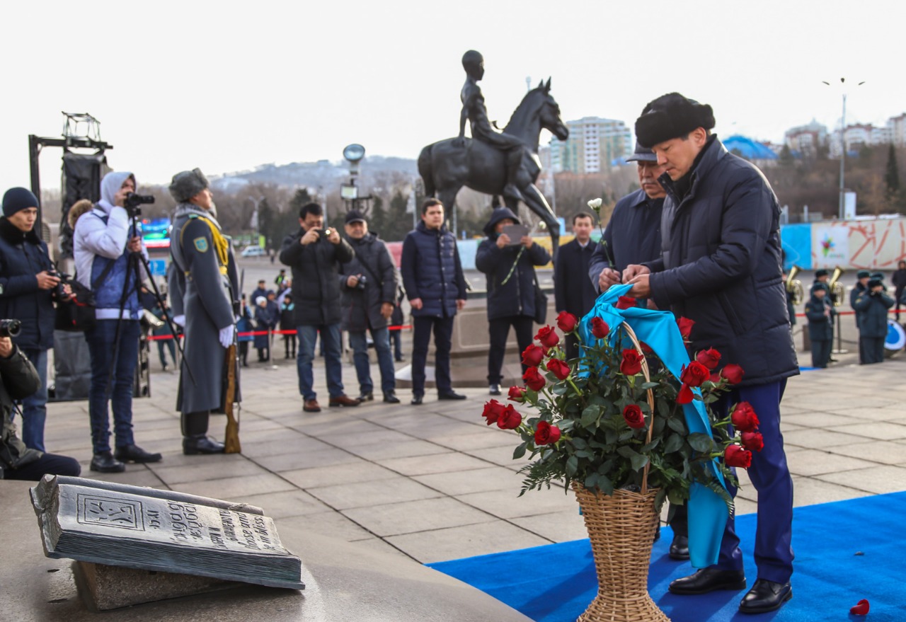 В Алматы прошло торжественное возложение цветов к Монументу Независимости Республики Казахстан