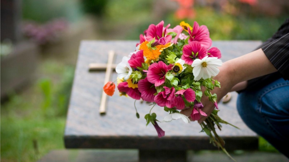 Алматинцам рекомендовали воздержаться от посещения кладбищ в родительский день