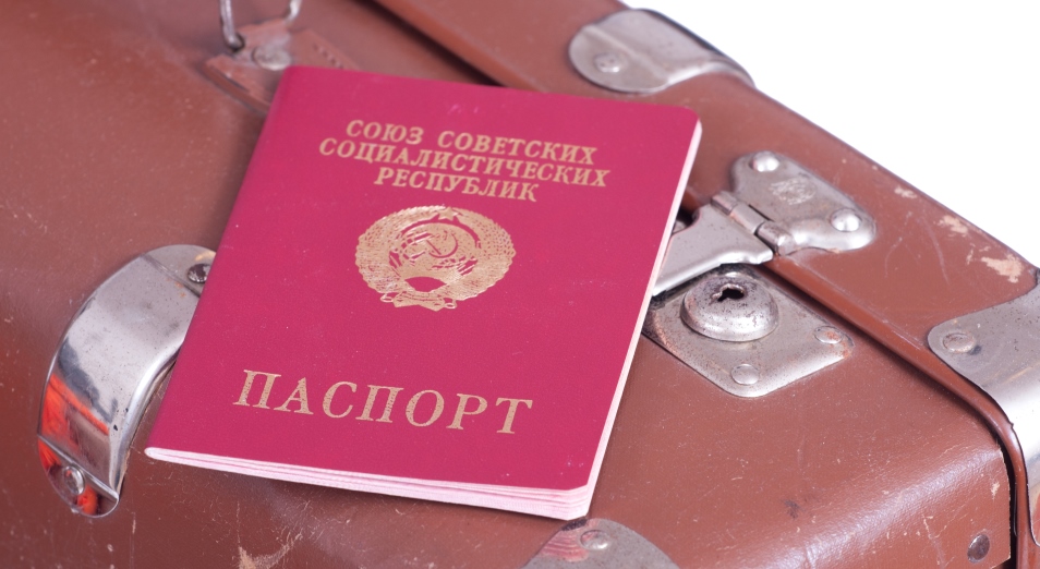 В Казахстане проживает более 6000 человек с красными советскими паспортами