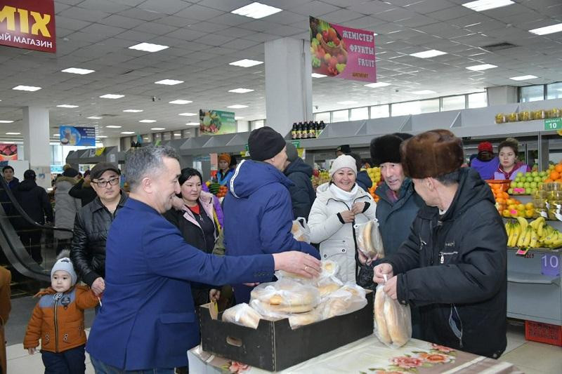 Пенсионерам бесплатно раздавали хлеб в столице 