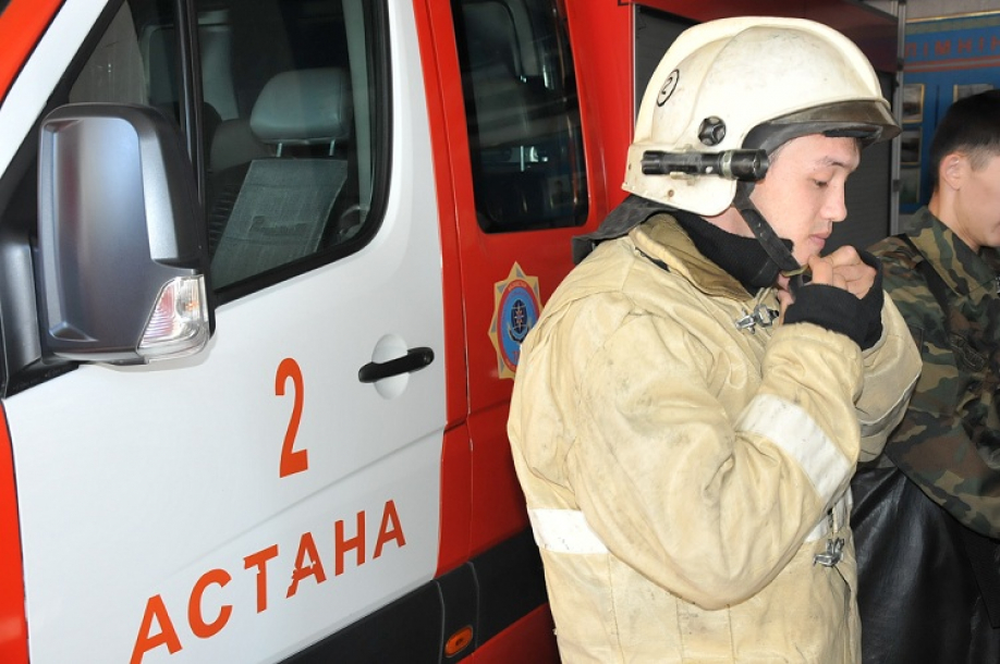 Пожарные спасли двадцать пять человек из загоревшейся многоэтажки в Астане